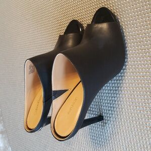 Calvin Klein Nola size 8 black leather 3.5" heels